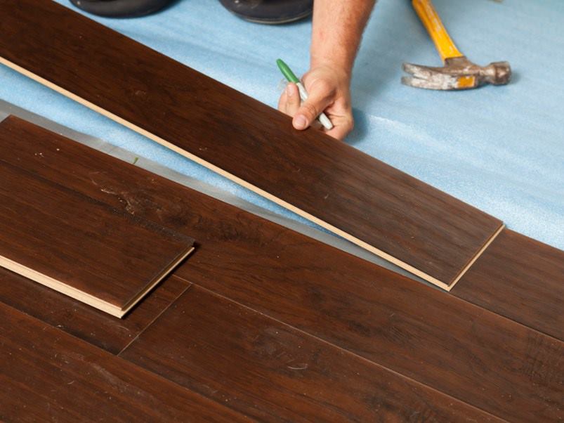 hombre-instalando-piso-madera